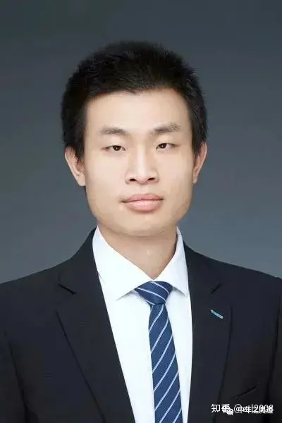 北大数学老师韦东奕，普通的外表下藏着一个最强大脑！-北大数学系韦东奕讲课怎么样