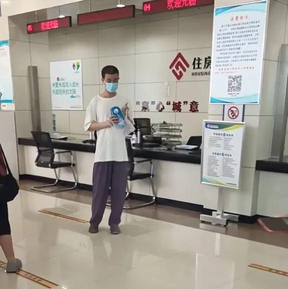 网友拍到北大数学学者韦东奕出现在济南公积金中心，他去干啥了？-韦东奕 北京大学数学科学学院