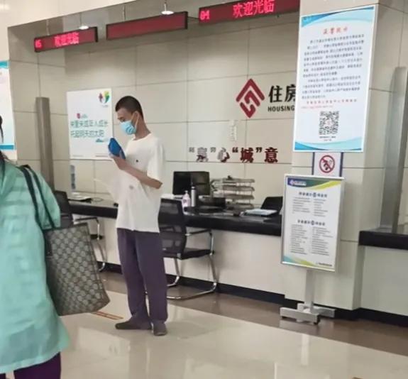 网友拍到北大数学学者韦东奕出现在济南公积金中心，他去干啥了？-韦东奕 北京大学数学科学学院