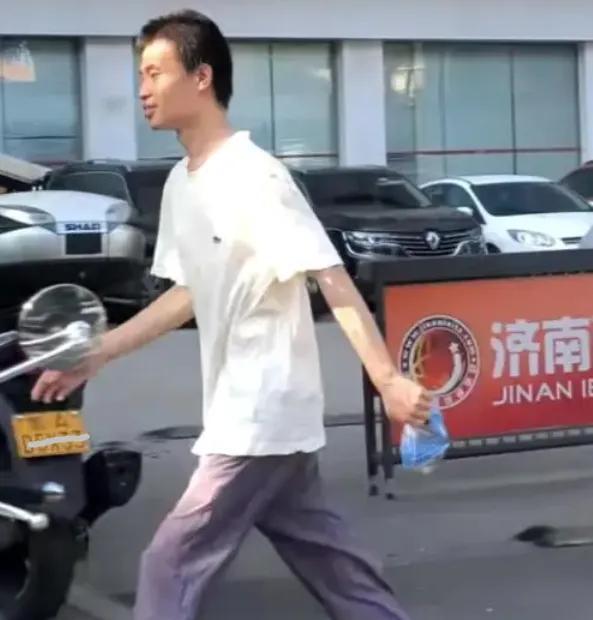 网友拍到北大数学学者韦东奕出现在济南公积金中心，他去干啥了？-韦东奕 北京大学数学科学学院