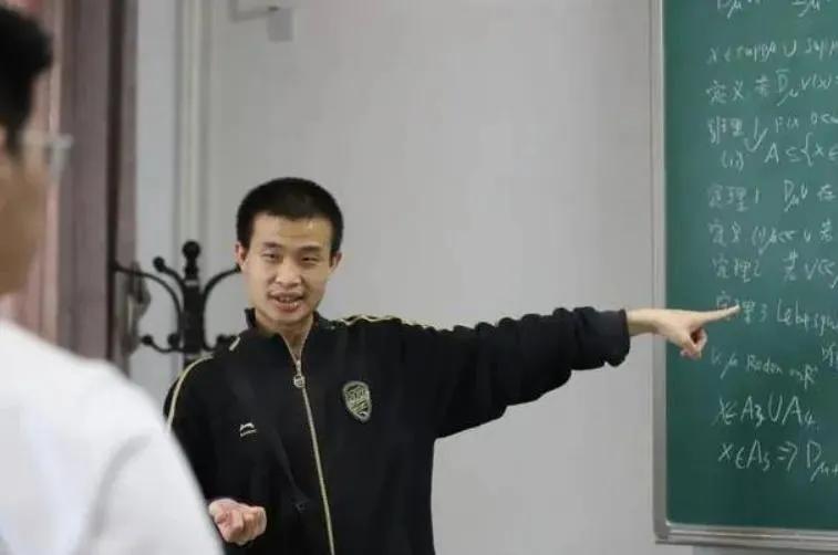 网友拍到北大数学学者韦东奕出现在济南公积金中心，他去干啥了？-韦东奕 北京大学数学科学学院