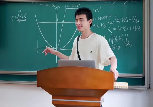 别用“武侠思维”看韦东奕与朱雯琪-韦东奕的视频