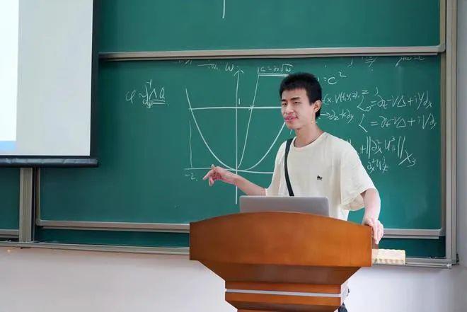 韦东奕辟谣 别让过度“神化”变成“捧杀”-韦东奕走红解读