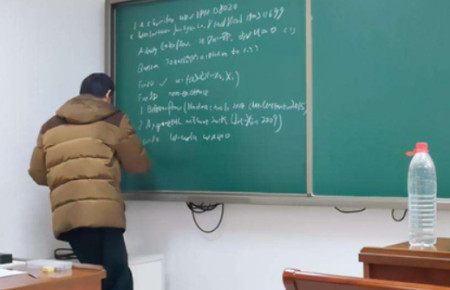 学生退课所剩无几，北大“韦神”坦然回应，评论区却吵翻了-北大韦神采访视频原版观后感