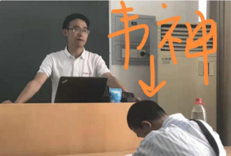 学生退课所剩无几，北大“韦神”坦然回应，评论区却吵翻了-北大韦神采访视频原版观后感