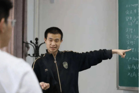 学生退课所剩无几，北大“韦神”坦然回应，评论区却吵翻了-北大韦神采访视频原版观后感