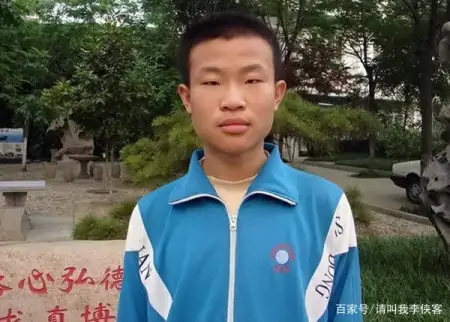 北大韦神再现，衣着朴素和学生亲切交谈，这才是老师应有的样子-揭秘北大韦神成长史