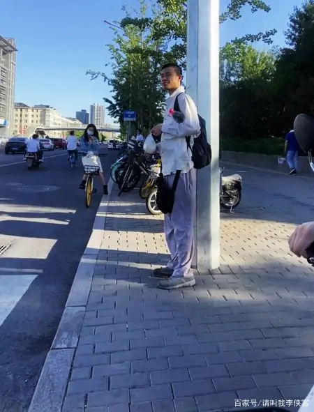 北大韦神再现，衣着朴素和学生亲切交谈，这才是老师应有的样子-揭秘北大韦神成长史