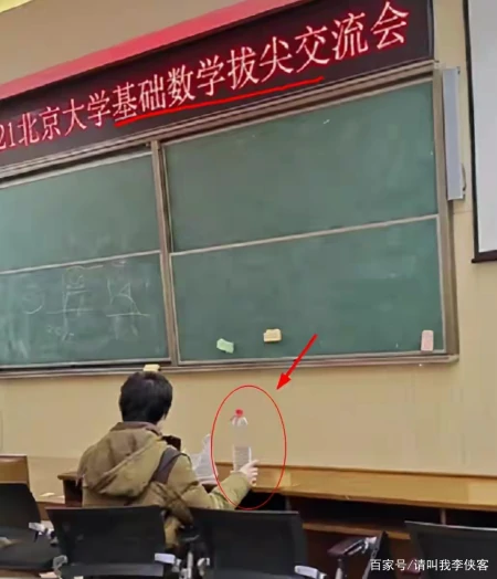 北大韦神再现，衣着朴素和学生亲切交谈，这才是老师应有的样子-揭秘北大韦神成长史