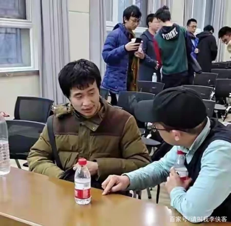 北大韦神再现，衣着朴素和学生亲切交谈，这才是老师应有的样子-揭秘北大韦神成长史