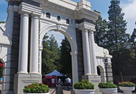 清华副教授火了，实力和韦神不相上下，颜值和履历更让人眼前一亮-清华副教授什么级别