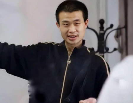 清华副教授火了，实力和韦神不相上下，颜值和履历更让人眼前一亮-清华副教授什么级别