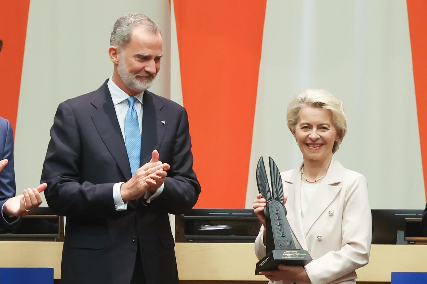 冯德莱恩代欧盟委员会领“世界和平与自由奖”，网友不满：给战争贩？-冯得莱恩