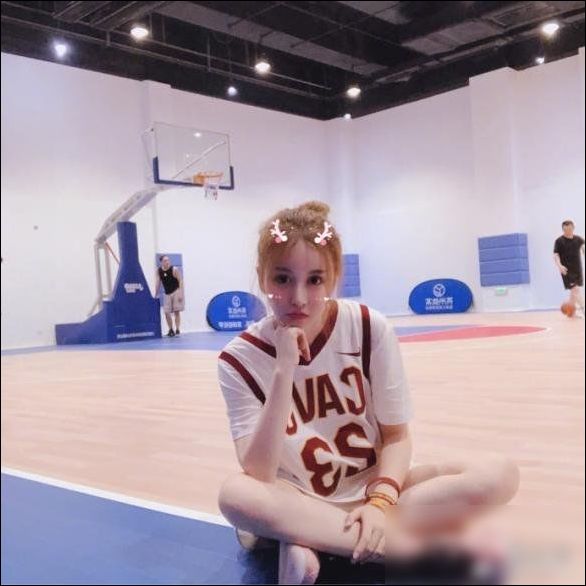 卢本伟打球累成狗 吐舌散热被网友调侃：哈士奇-卢本伟搞笑视频合集