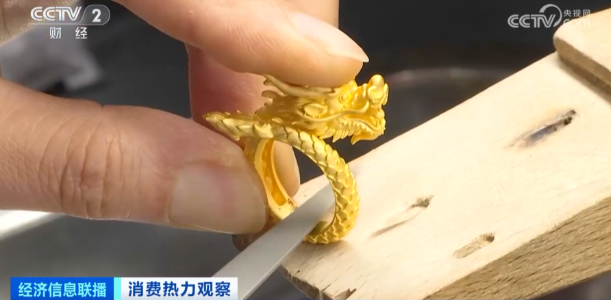 卖到脱销！这里的黄金1克便宜100多元！代购来一趟就赚几万元-黄金批发一克多少钱