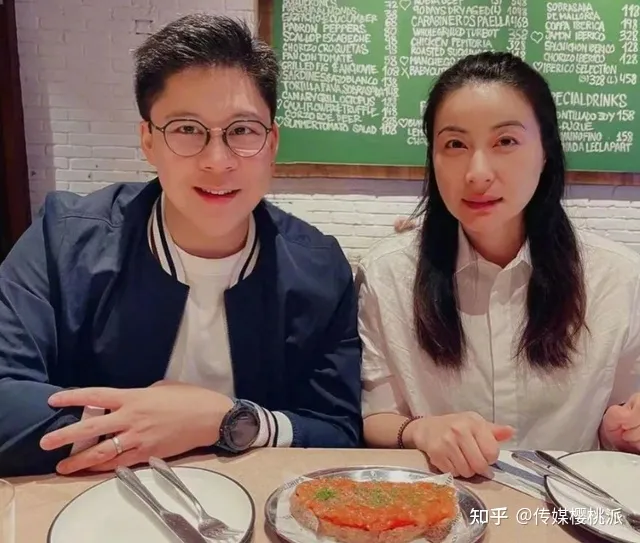 霍启刚庆祝郭晶晶40岁，自嘲“老夫少妻”，结婚9年成豪门童话-霍启刚和郭晶晶感情真的好吗?