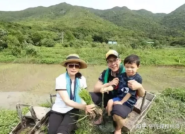 霍启刚庆祝郭晶晶40岁，自嘲“老夫少妻”，结婚9年成豪门童话-霍启刚和郭晶晶感情真的好吗?