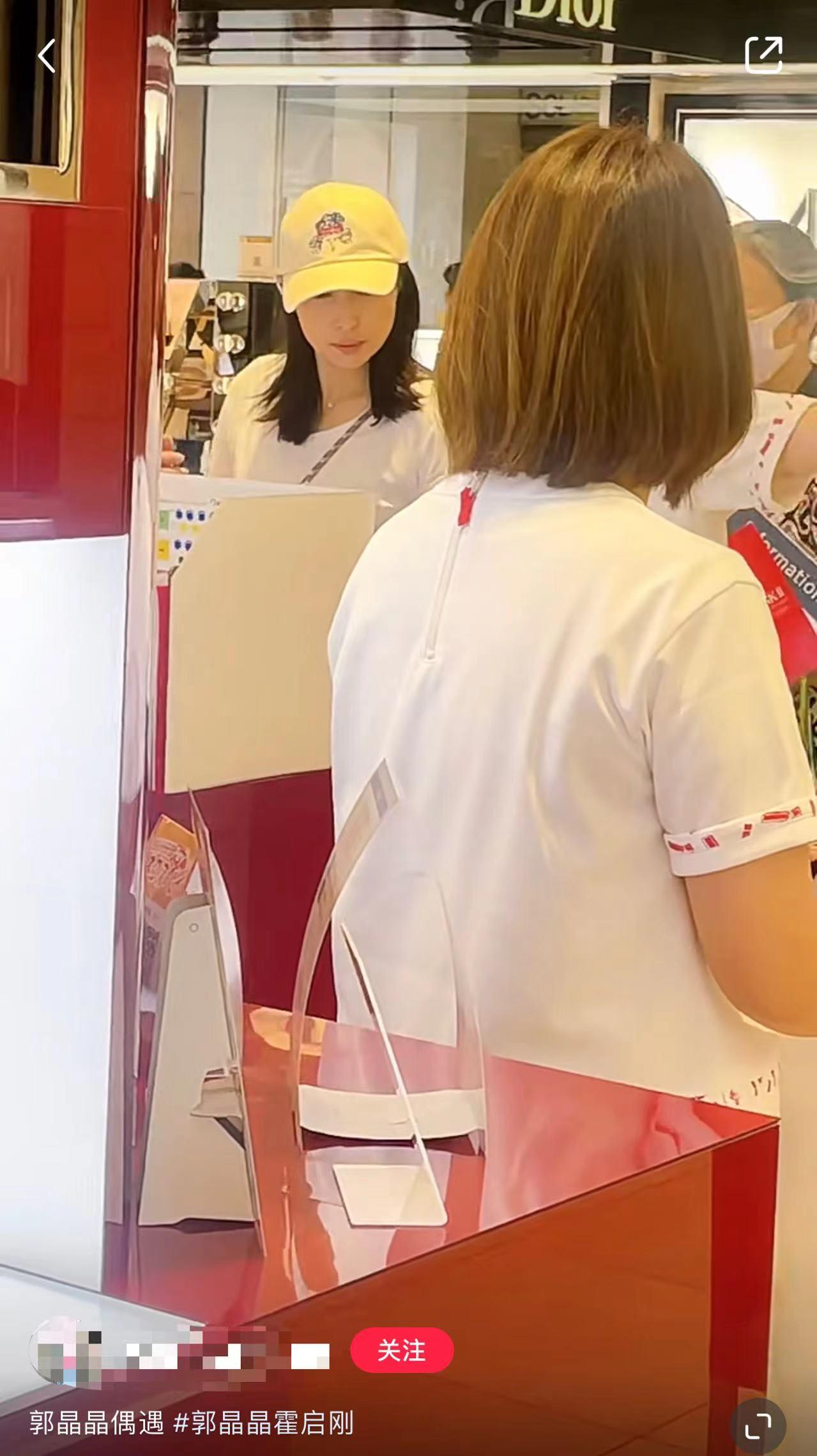 霍启刚陪老婆日本低调购物！郭晶晶刚因穿人字拖，遭日媒公开批评-霍启刚是怎么邂逅郭晶晶的