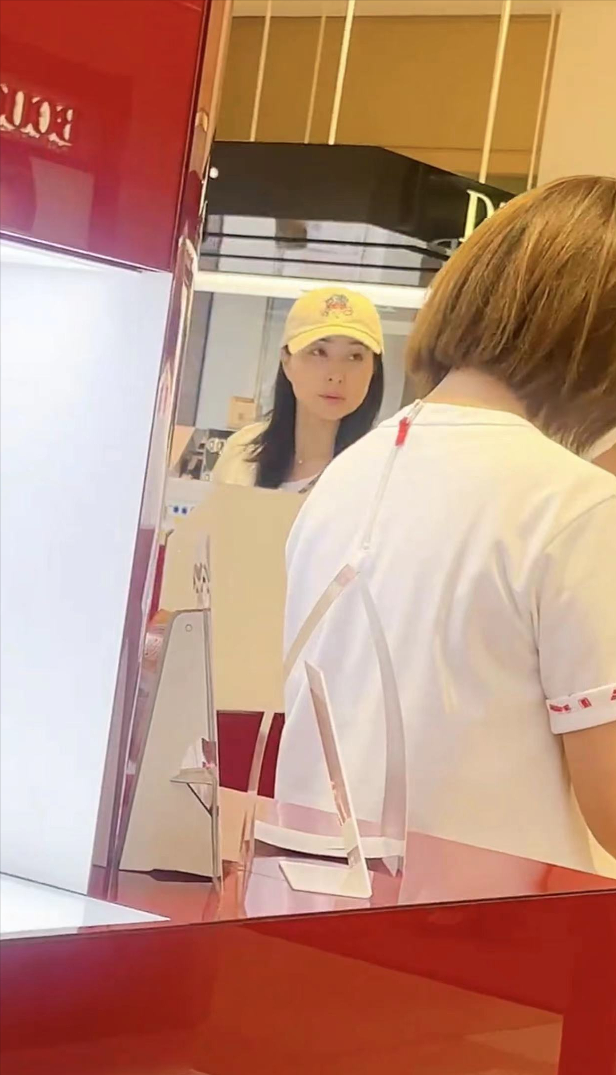 霍启刚陪老婆日本低调购物！郭晶晶刚因穿人字拖，遭日媒公开批评-霍启刚是怎么邂逅郭晶晶的