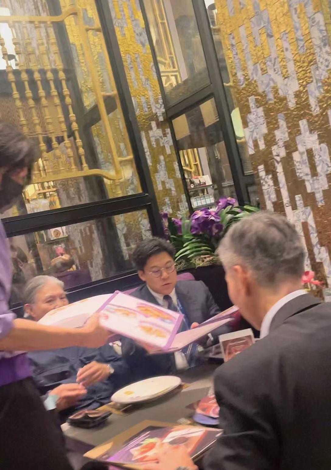 霍启刚陪老婆日本低调购物！郭晶晶刚因穿人字拖，遭日媒公开批评-霍启刚是怎么邂逅郭晶晶的