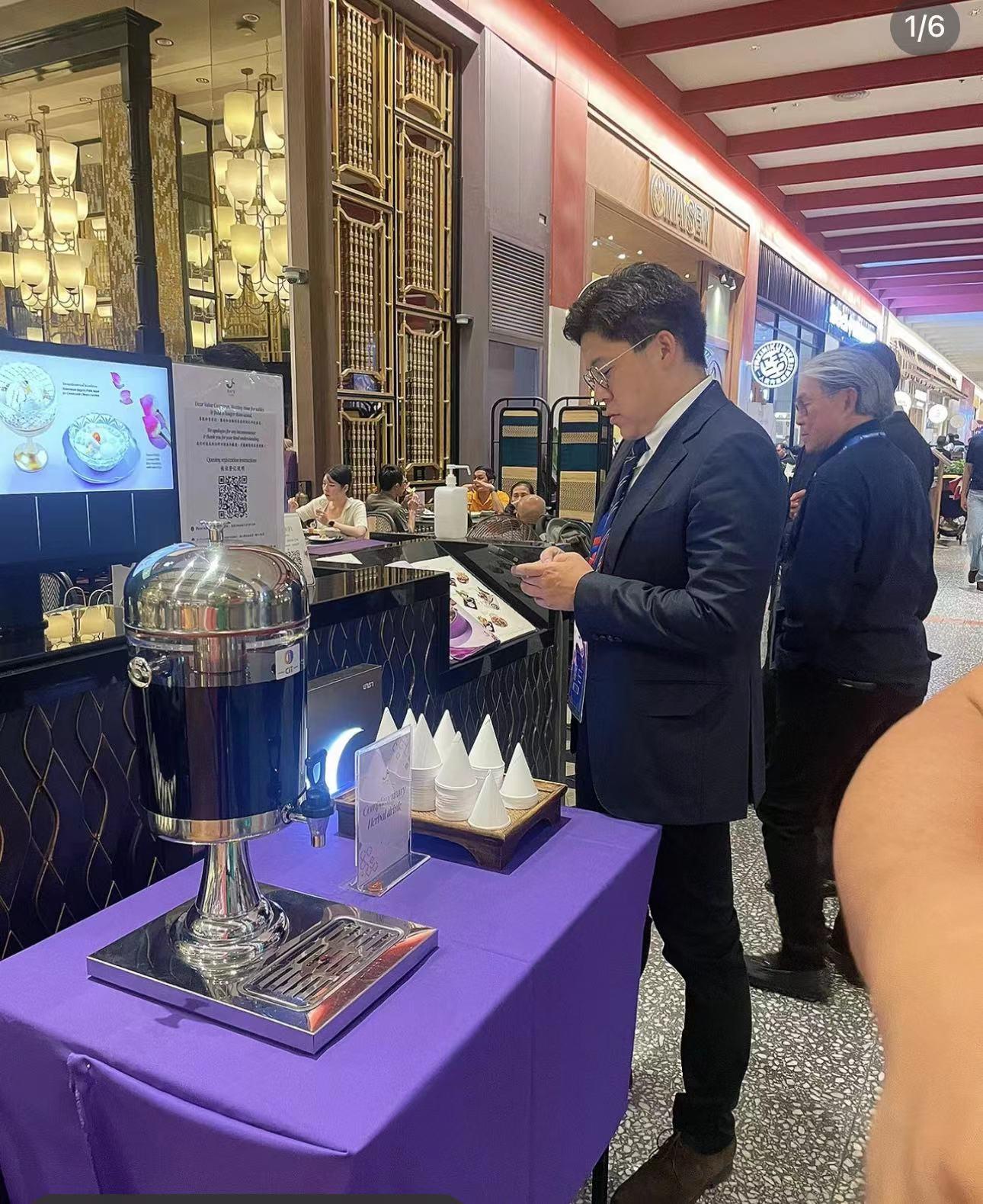 霍启刚陪老婆日本低调购物！郭晶晶刚因穿人字拖，遭日媒公开批评-霍启刚是怎么邂逅郭晶晶的