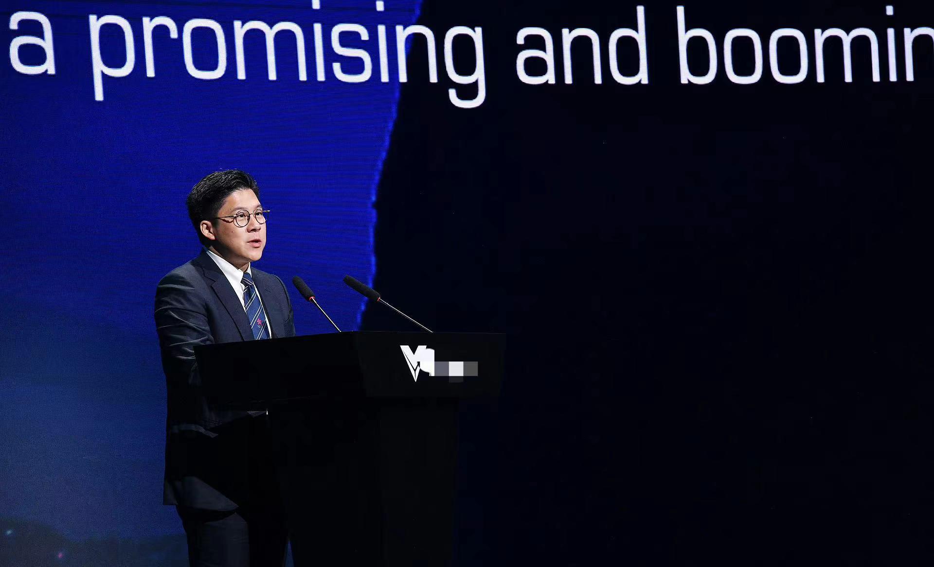 霍启刚陪老婆日本低调购物！郭晶晶刚因穿人字拖，遭日媒公开批评-霍启刚是怎么邂逅郭晶晶的