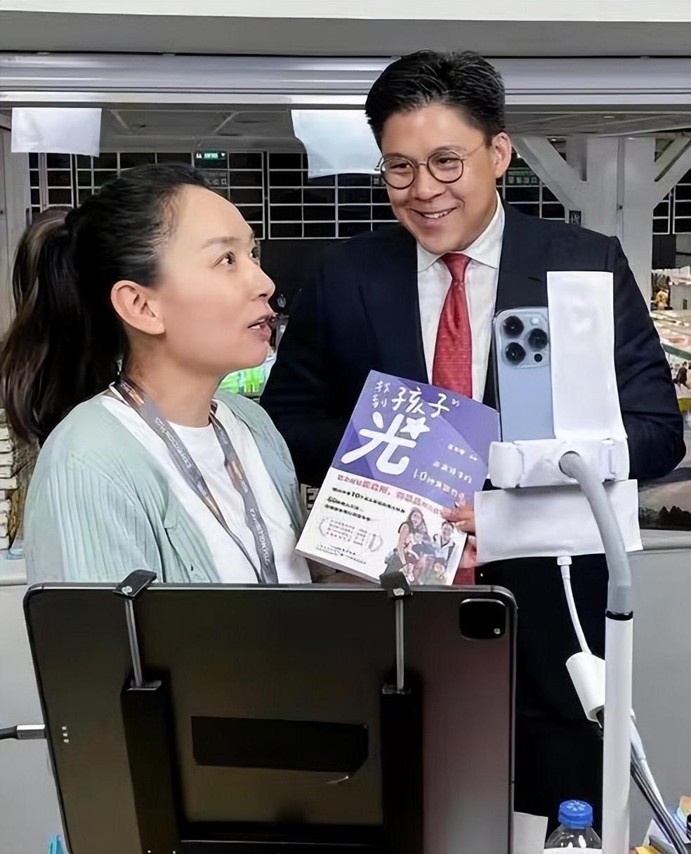 霍启刚陪老婆日本低调购物！郭晶晶刚因穿人字拖，遭日媒公开批评-霍启刚是怎么邂逅郭晶晶的