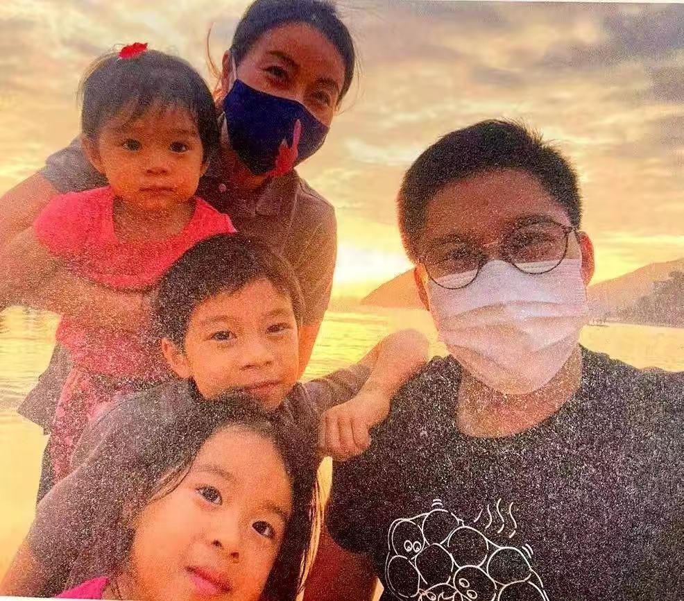 霍启刚陪老婆日本低调购物！郭晶晶刚因穿人字拖，遭日媒公开批评-霍启刚是怎么邂逅郭晶晶的