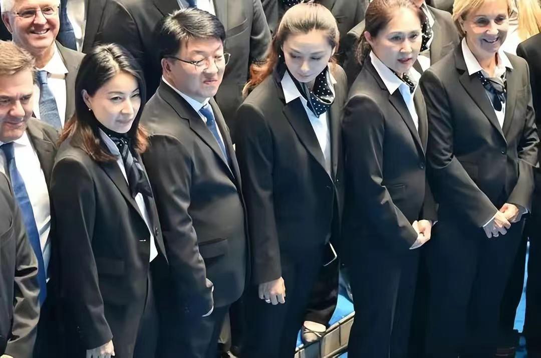 霍启刚陪老婆日本低调购物！郭晶晶刚因穿人字拖，遭日媒公开批评-霍启刚是怎么邂逅郭晶晶的