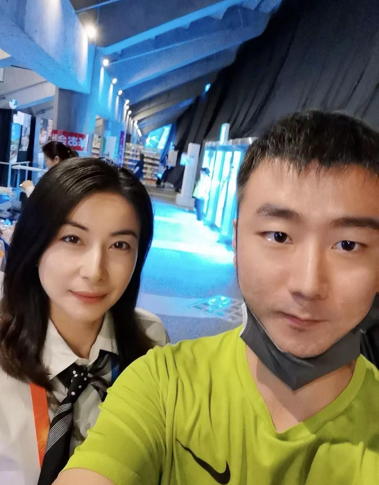 霍启刚陪老婆日本低调购物！郭晶晶刚因穿人字拖，遭日媒公开批评-霍启刚是怎么邂逅郭晶晶的