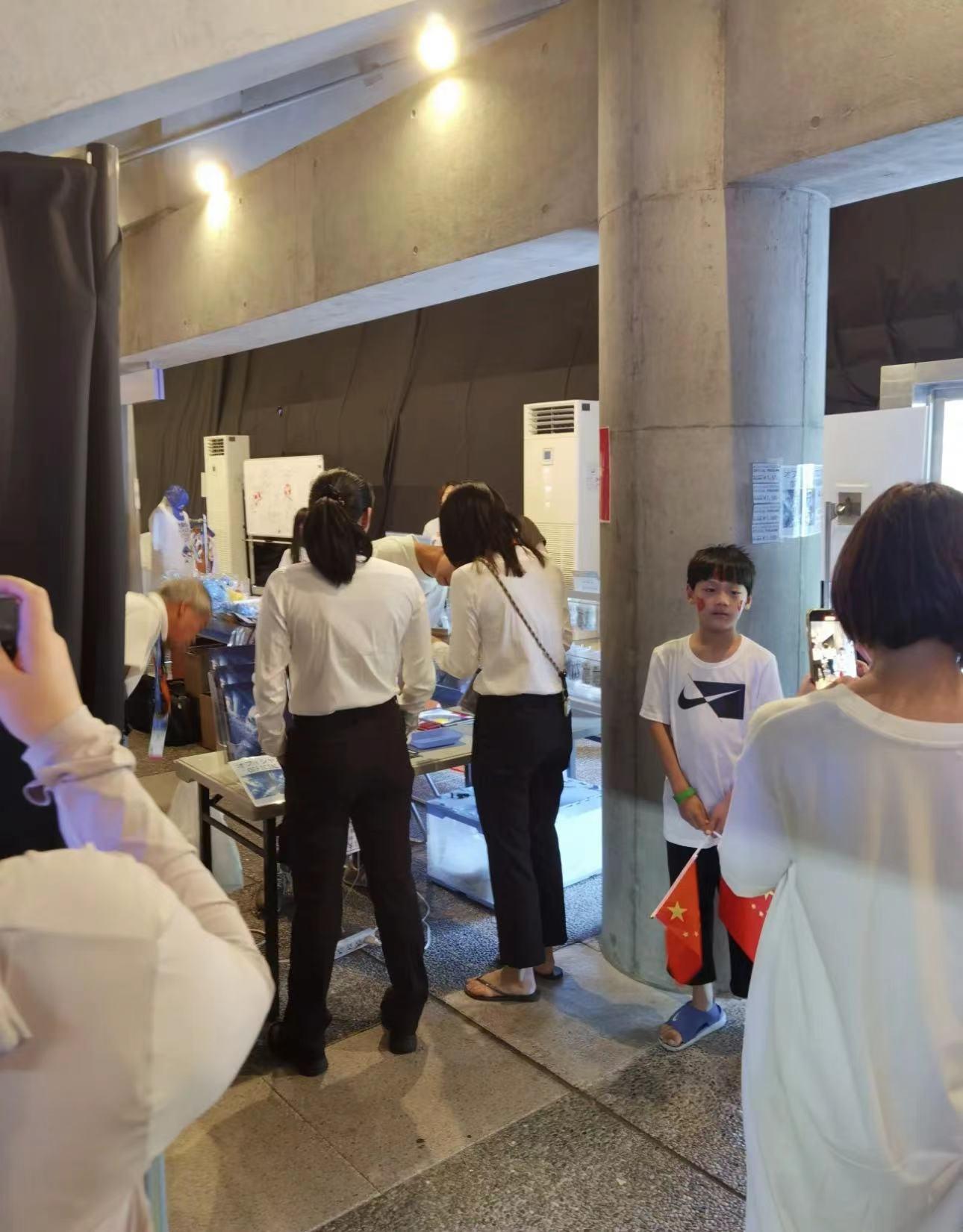 霍启刚陪老婆日本低调购物！郭晶晶刚因穿人字拖，遭日媒公开批评-霍启刚是怎么邂逅郭晶晶的