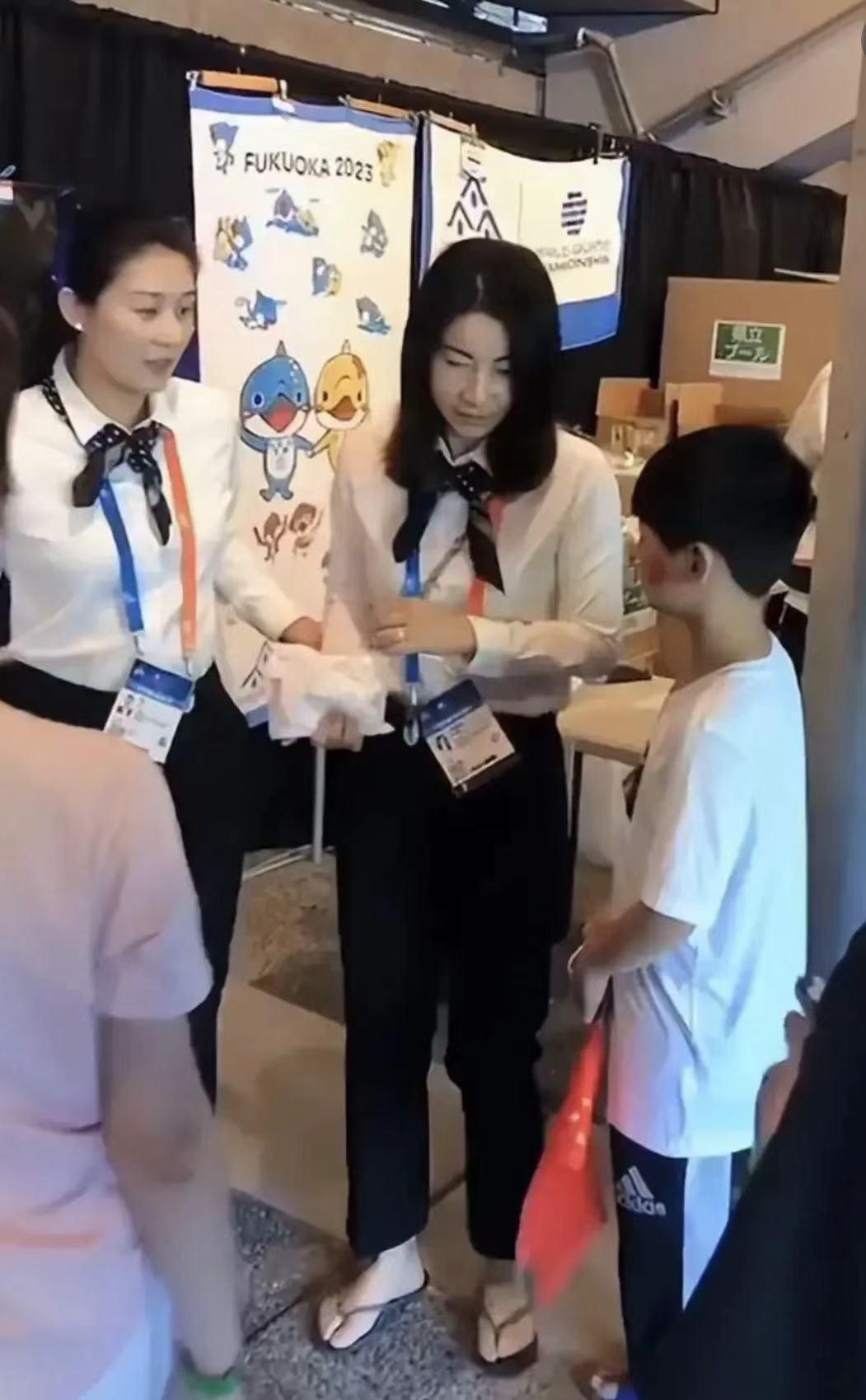 霍启刚陪老婆日本低调购物！郭晶晶刚因穿人字拖，遭日媒公开批评-霍启刚是怎么邂逅郭晶晶的