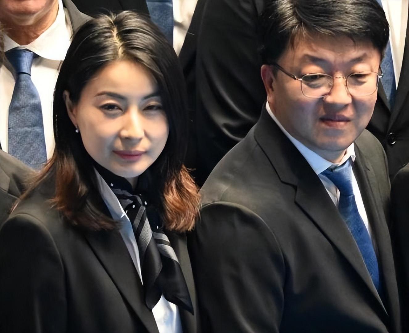 郭晶晶穿人字拖被日媒批评后，霍启刚现身陪其购物，疑为妻子撑腰-郭晶晶霍启刚综艺