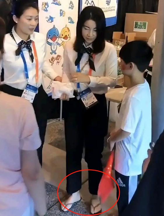 郭晶晶穿人字拖被日媒批评后，霍启刚现身陪其购物，疑为妻子撑腰-郭晶晶霍启刚综艺