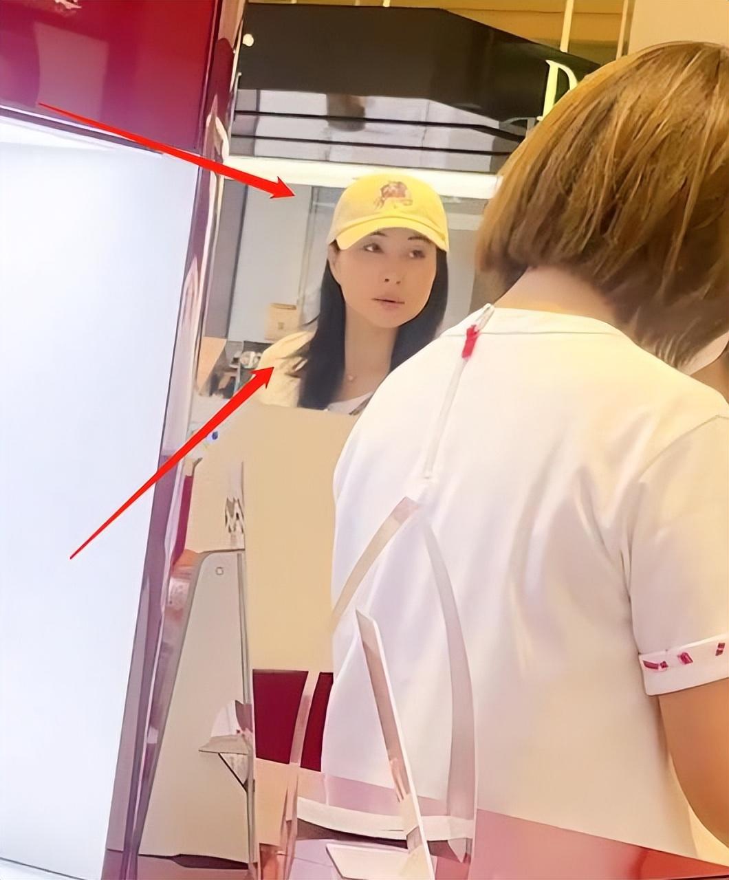 郭晶晶穿人字拖被日媒批评后，霍启刚现身陪其购物，疑为妻子撑腰-郭晶晶霍启刚综艺