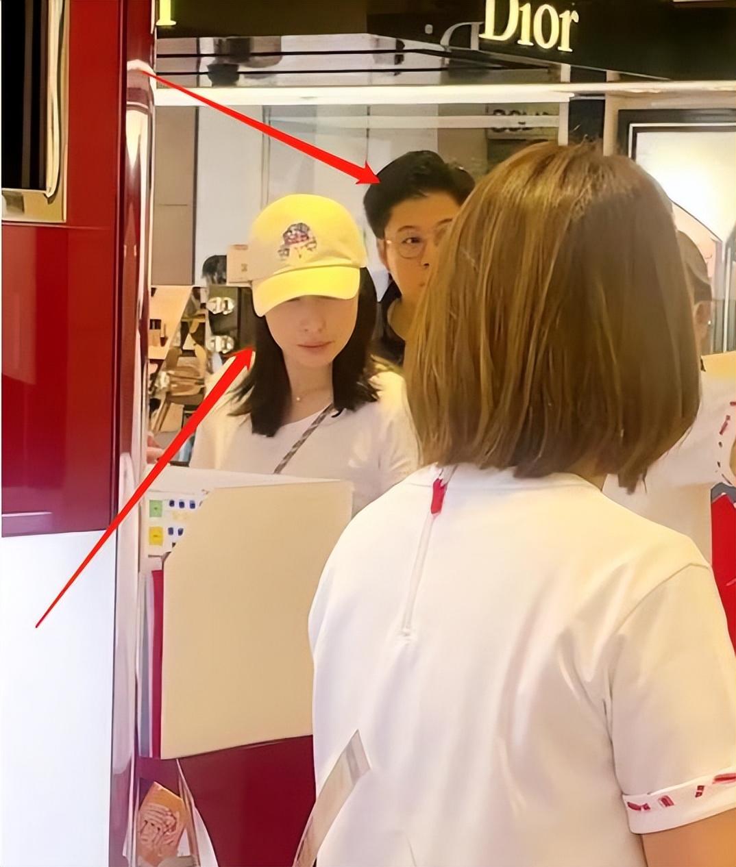 郭晶晶穿人字拖被日媒批评后，霍启刚现身陪其购物，疑为妻子撑腰-郭晶晶霍启刚综艺