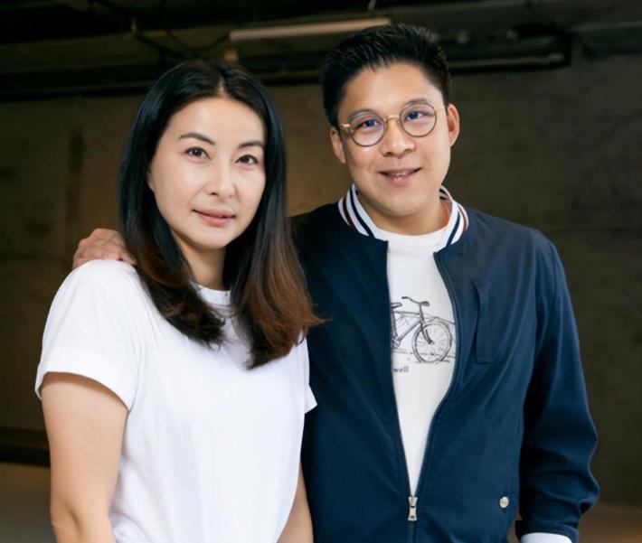 郭晶晶穿人字拖被日媒批评后，霍启刚现身陪其购物，疑为妻子撑腰-郭晶晶霍启刚综艺