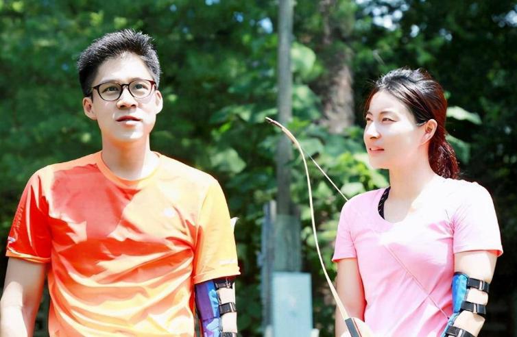 郭晶晶穿人字拖被日媒批评后，霍启刚现身陪其购物，疑为妻子撑腰-郭晶晶霍启刚综艺