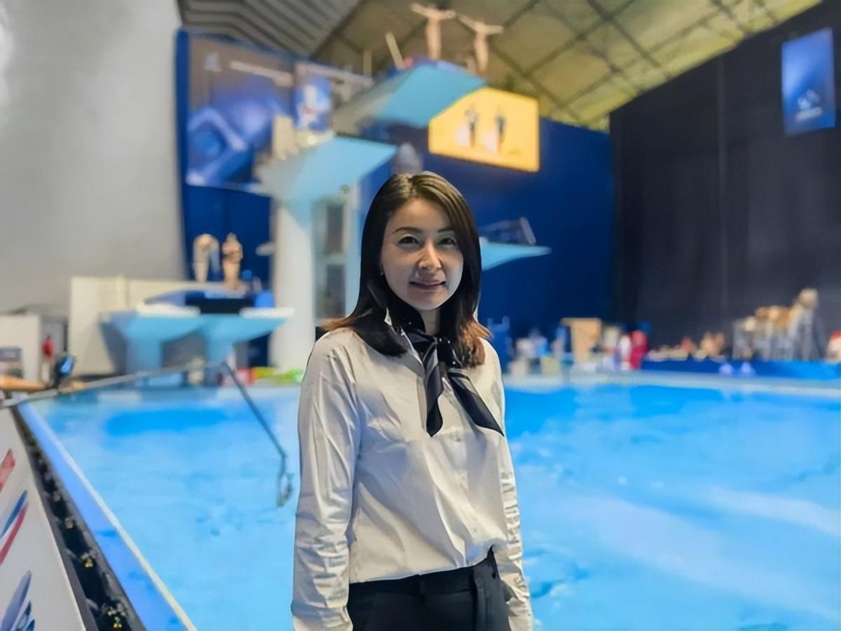 郭晶晶遭日媒公开批评，本人和霍启刚淡定逛街，却被扒不是第一次-郭晶晶何时答应霍启刚求婚