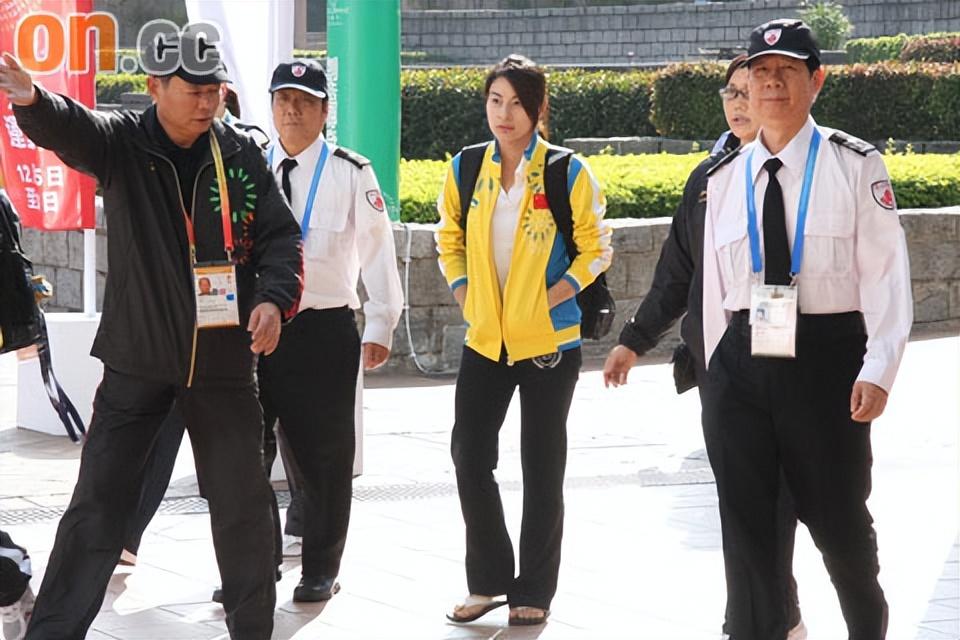 郭晶晶遭日媒公开批评，本人和霍启刚淡定逛街，却被扒不是第一次-郭晶晶何时答应霍启刚求婚