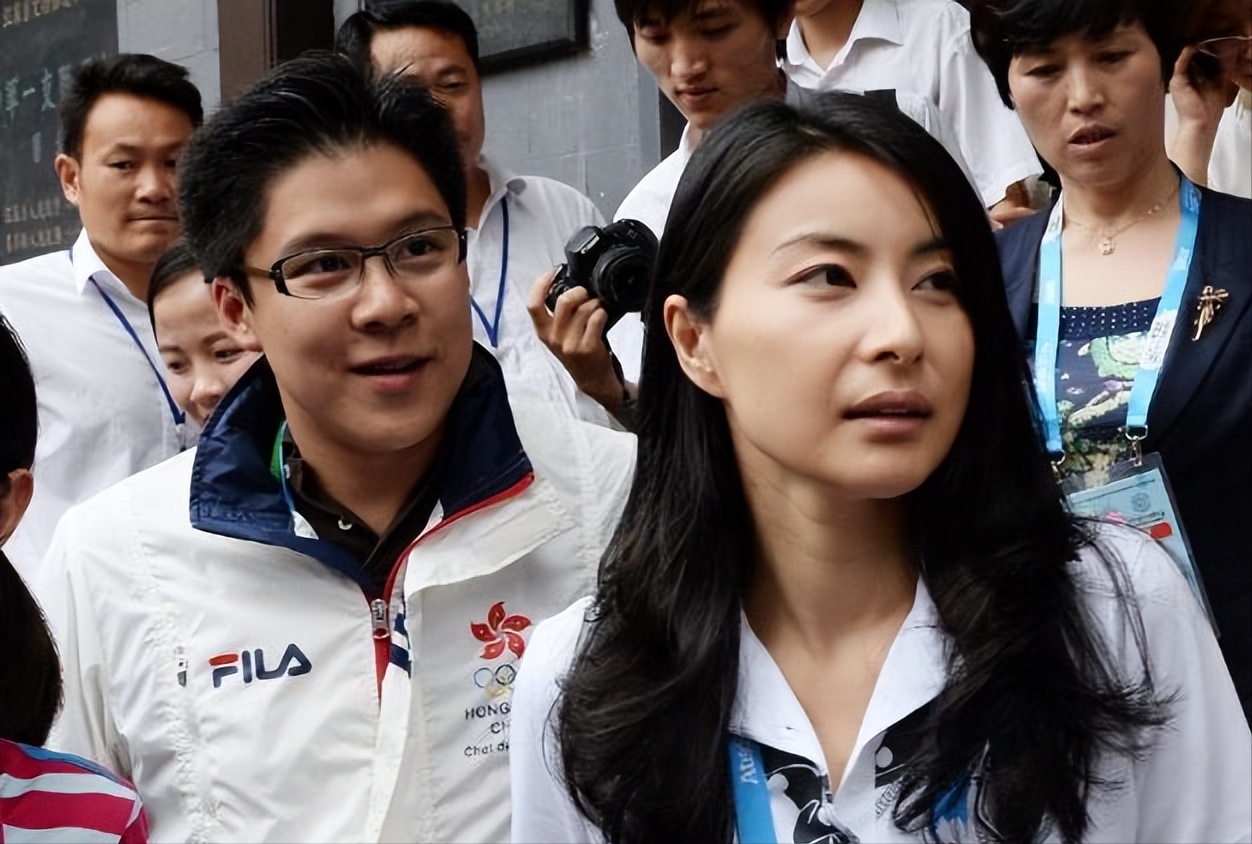 郭晶晶遭日媒公开批评，本人和霍启刚淡定逛街，却被扒不是第一次-郭晶晶何时答应霍启刚求婚