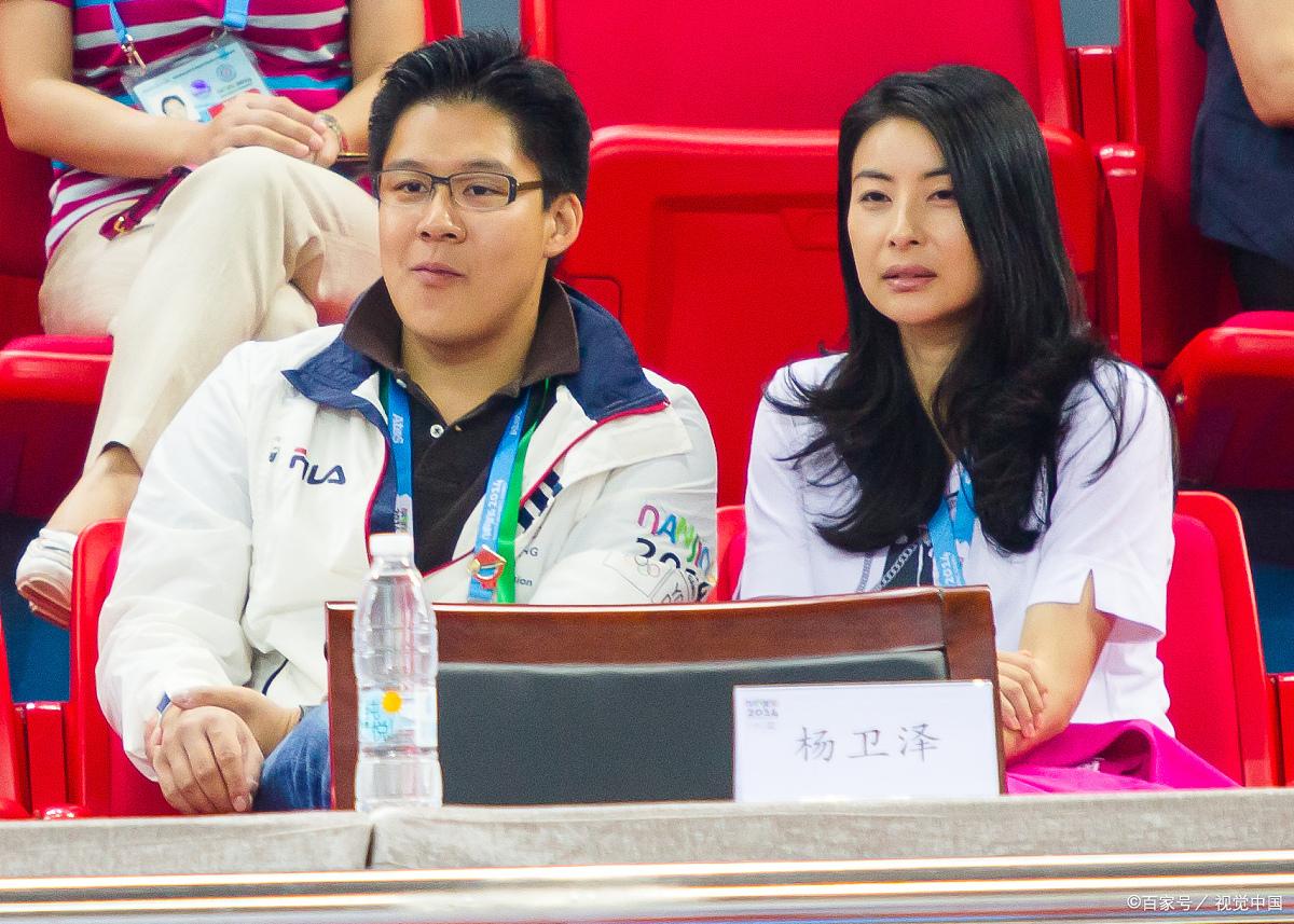 霍启刚郭晶晶低调逛日本, 对日媒批评笑而不语! 淡定从容的豪门气质-郭晶晶和霍启刚相差