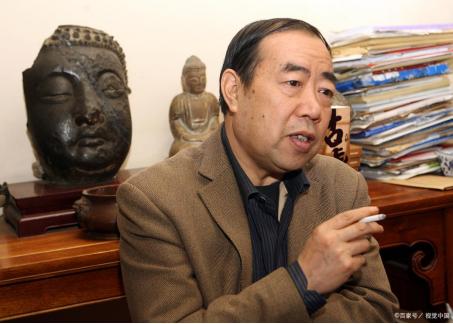 贾平凹：50岁以后，不管多穷，都要守住家门，别让这几件祸事进门！【HX】C 自在独行 贾平凹的独行世界 执笔40年高水准散文精粹精选【HX】C 自在独行 贾平凹的独行世界 执笔40年高水准散文精粹¥39打开百度APP立即扫码购买-贾平凹五十岁时人生干不了几件事赏评