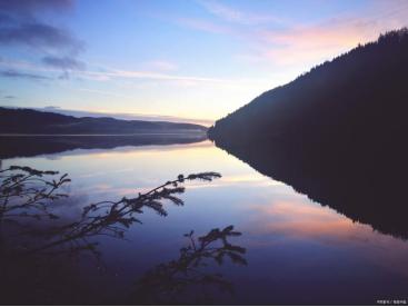 贾平凹：50岁以后，不管多穷，都要守住家门，别让这几件祸事进门！【HX】C 自在独行 贾平凹的独行世界 执笔40年高水准散文精粹精选【HX】C 自在独行 贾平凹的独行世界 执笔40年高水准散文精粹¥39打开百度APP立即扫码购买-贾平凹五十岁时人生干不了几件事赏评