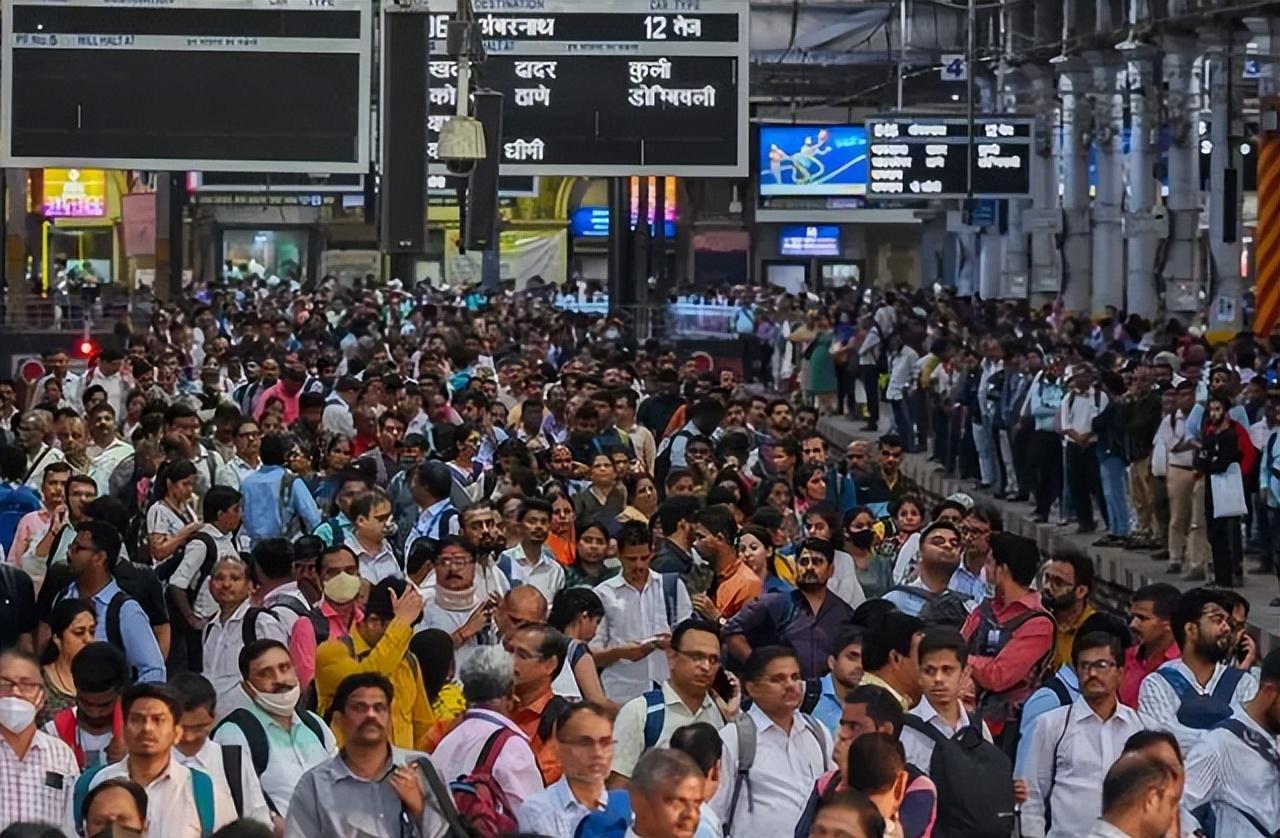 莫迪高兴得太早了！中国人口7月份反超印度，狠狠打脸西方唱衰-中国印度人口结构对比