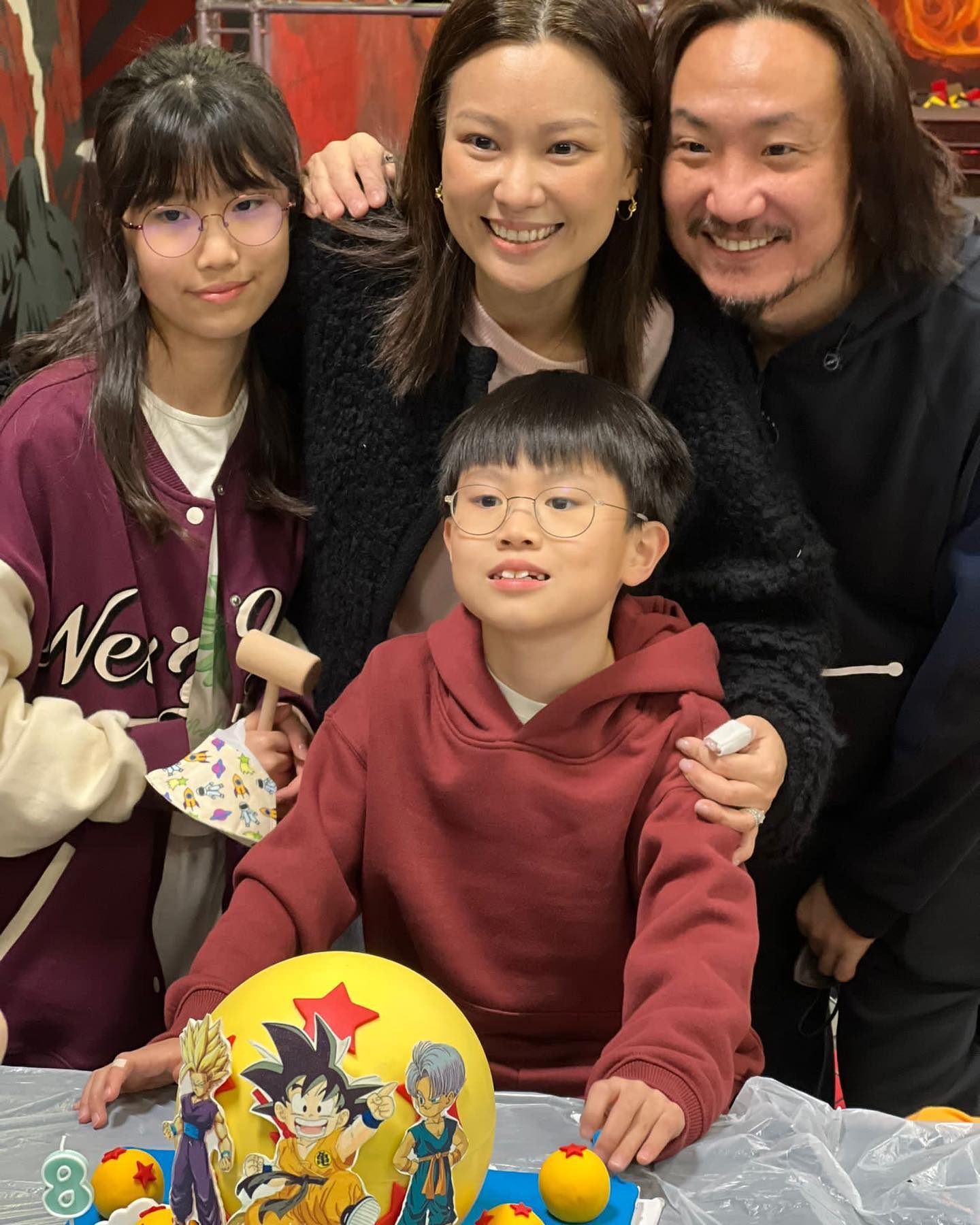 郑中基为二婚妻子庆43岁生日，紧搂对方大秀恩爱，一对子女罕露面-郑中基的妻子是谁