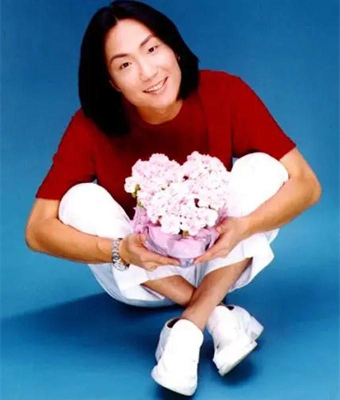 郑中基为二婚妻子庆43岁生日，紧搂对方大秀恩爱，一对子女罕露面-郑中基的妻子是谁