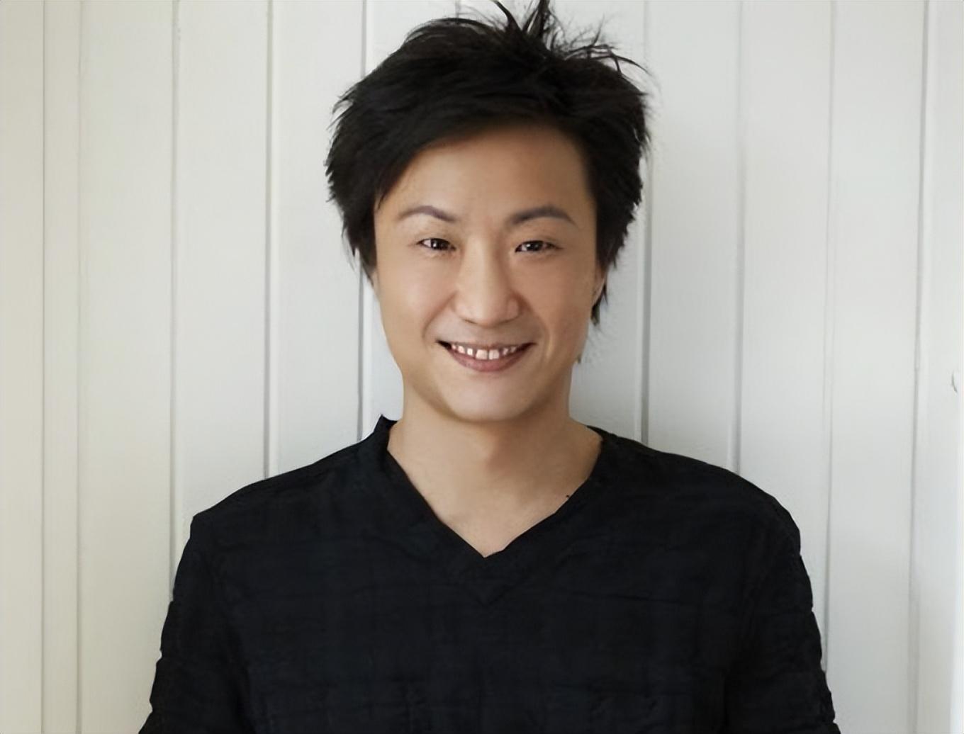 郑中基为二婚妻子庆43岁生日，紧搂对方大秀恩爱，一对子女罕露面-郑中基的妻子是谁