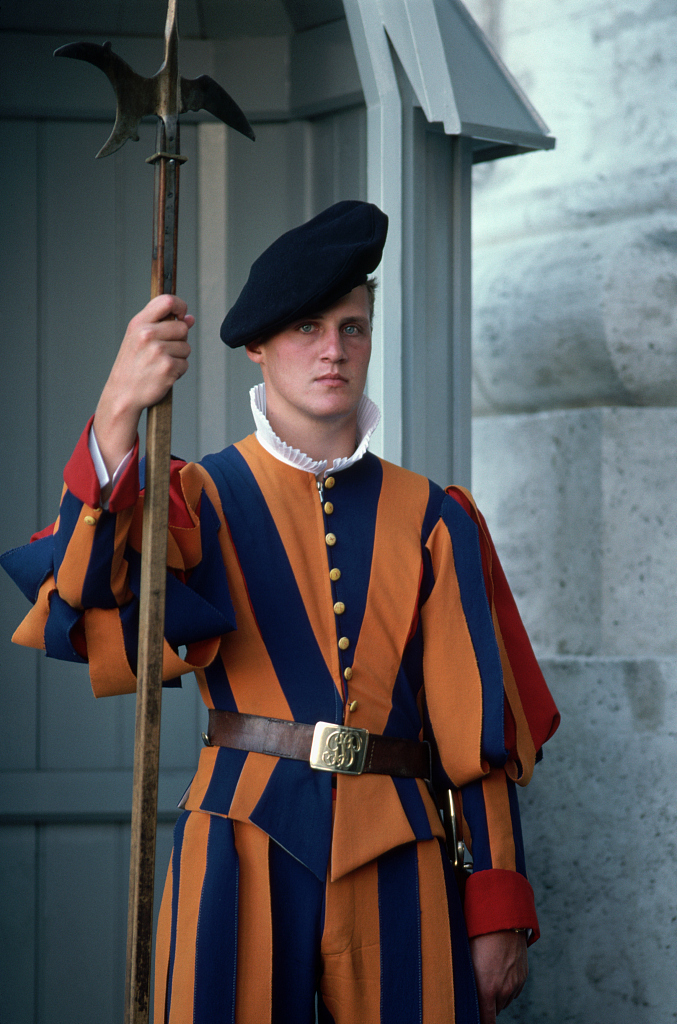 英媒：梵蒂冈瑞士卫队或将招收女兵-梵蒂冈守卫为何是瑞士