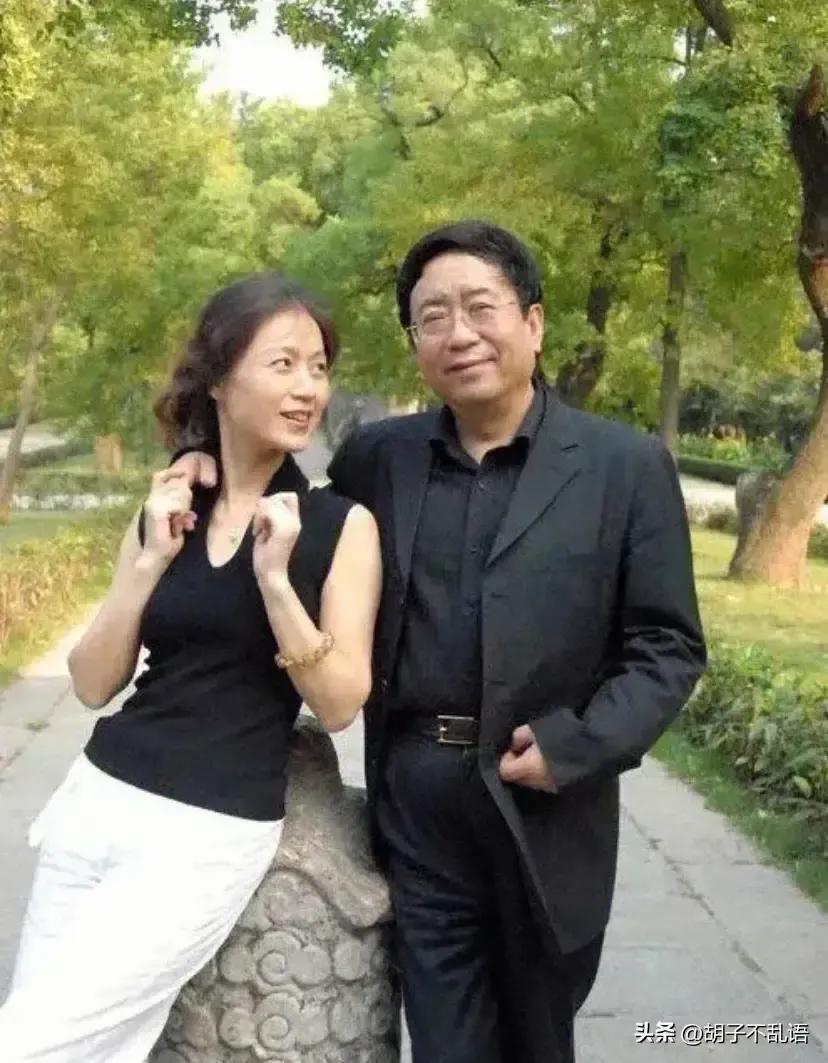 也谈“三个被严重高估的作家”：余秋雨，王小波，王朔-余秋雨饱受争议